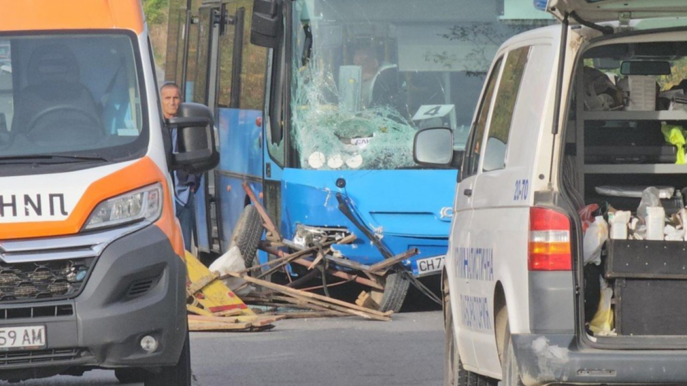 Мъж загина при сблъсък на каруца с автобус между сливенски села