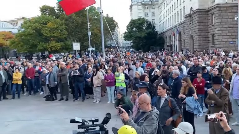 Протест срещу номинацията на Сарафов за главен прокурор блокира центъра на София (снимки)