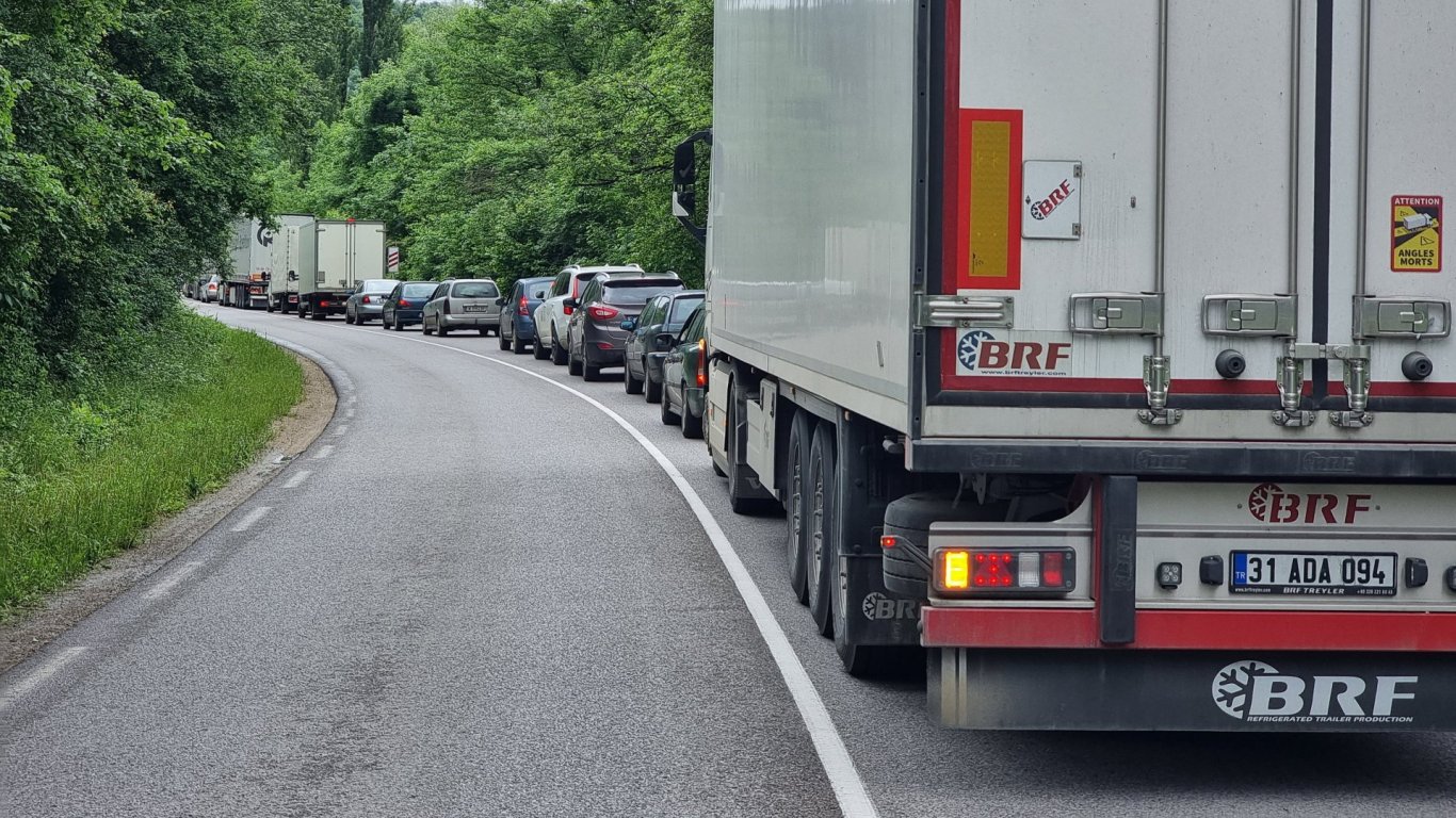 Спира се движението на тежкотоварни камиони над 12 тона през прохода Петрохан