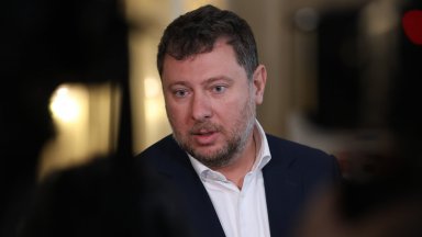 "Информационно обслужване" отговори на Костадинов за вота с "натискането на копчето"