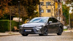 Новата Toyota Camry Hybrid се устреми към премиум сегмента