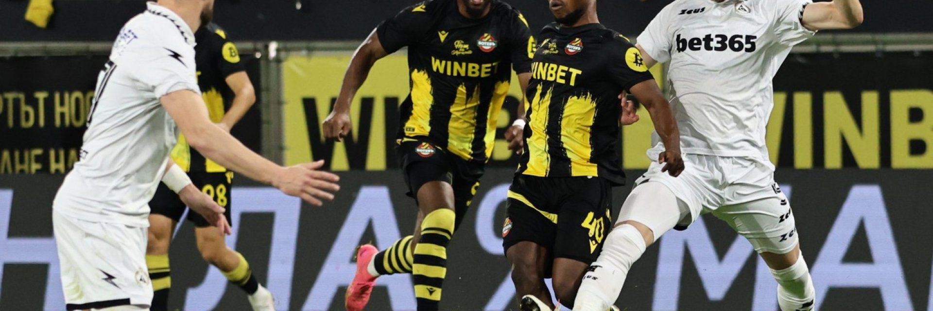 Спорен гол реши зрелището в "Овча купел". Затъването на "Ботев" продължава