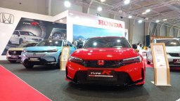 Новата Honda Civic Type R разпалва пилотски страсти на автосалона в София