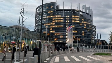 Европарламентът одобри заем за Украйна в размер до 35 милиарда евро, обезпечен с руски активи