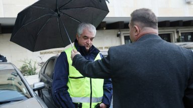 Протестиращи скандираха за оставка на вътрешния министър, раздадоха чадъри на полицаите