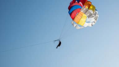 Майката на 8 годишното дете което падна от парашута заради скъсан