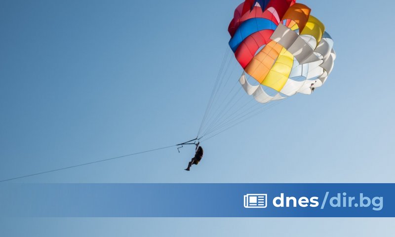 11-годишно дете е загинало след падане от парашут в Несебър.
Инцидентът