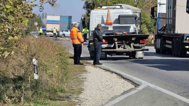 Катастрофа между няколко коли и камион затвори движението по пътя Русе - Бяла 