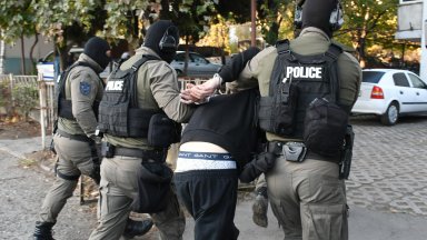 Скандал за неуредени данъци прерасна в бой с чук в