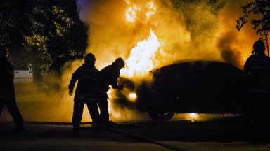 Над 100 души с качулки и въоръжени с различни предмети