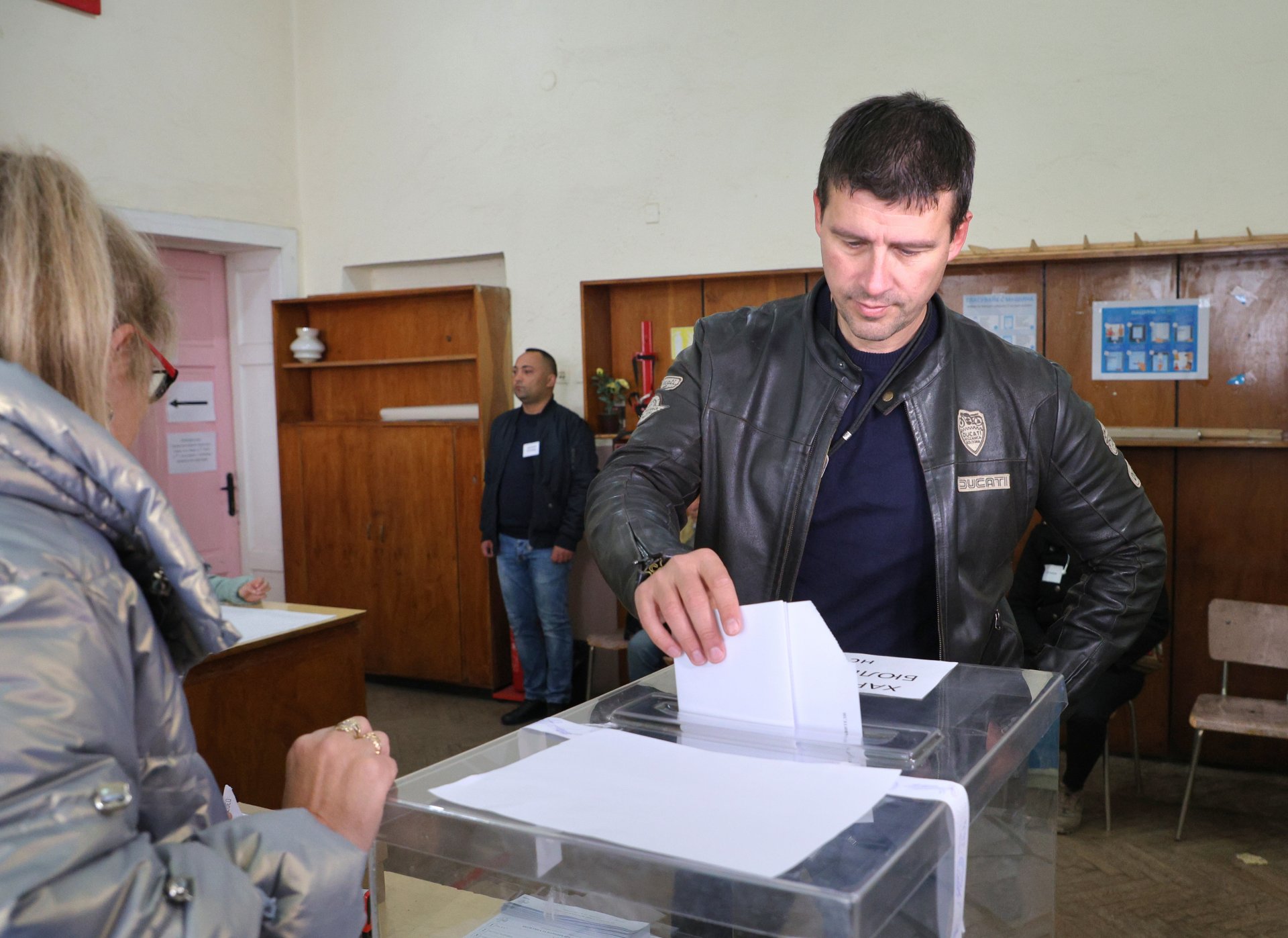 Лидерът на партия "Величие" Ивелин Михайлов, който даде своя вот във варненското село Неофит Рилски