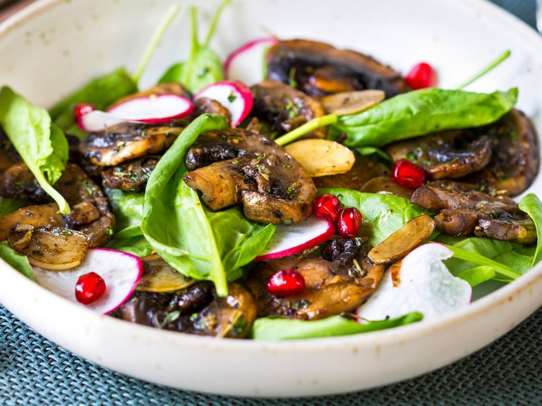 Коледна салата с печени гъби и сирене