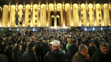 Хиляди се събраха пред грузинския парламент, за да протестират срещу изборните резултати (видео)