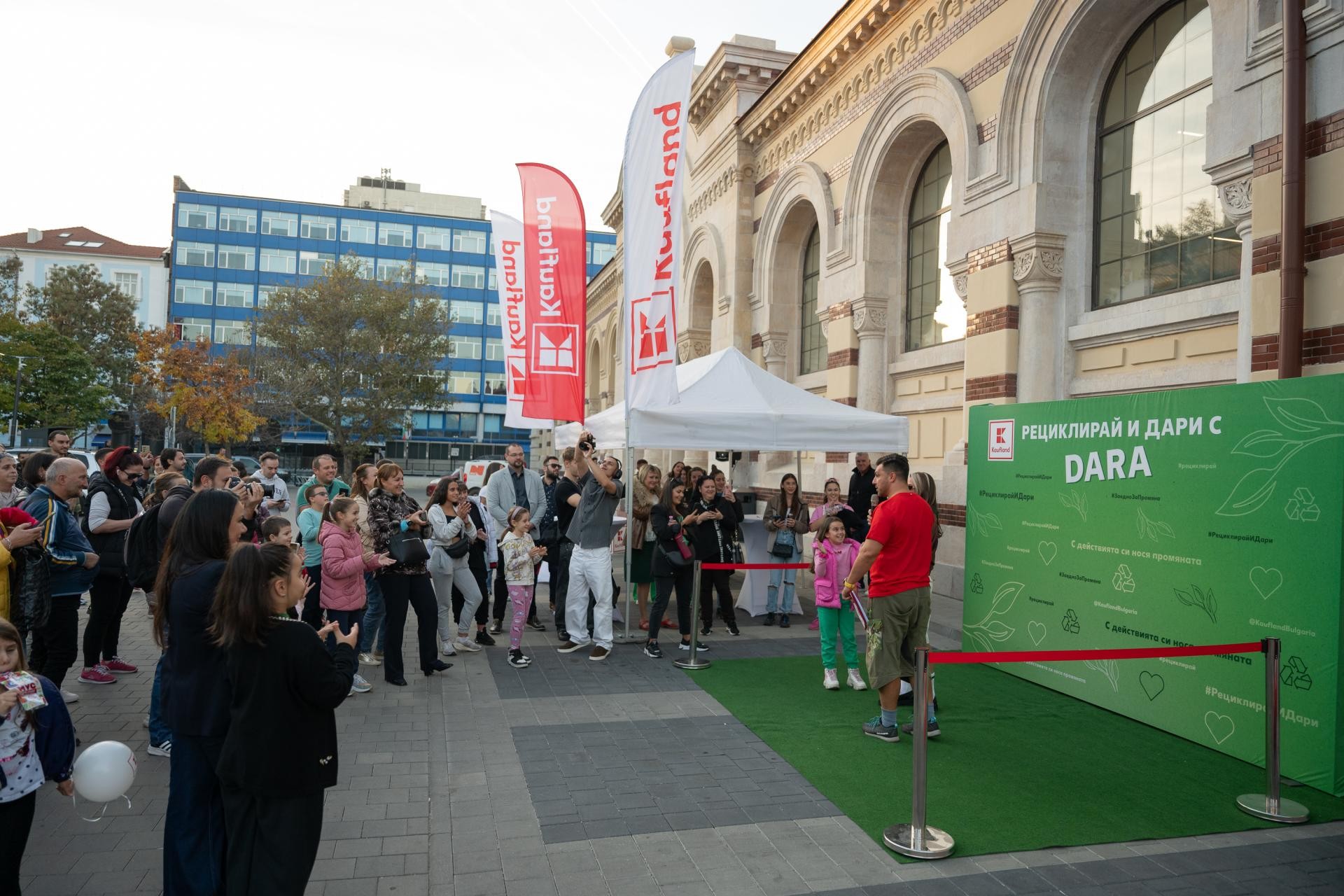                                                                                                                         DARA и феновете й се събраха на входа пред магазин Kaufland на Централни Хали
                                    
                                    
                                    