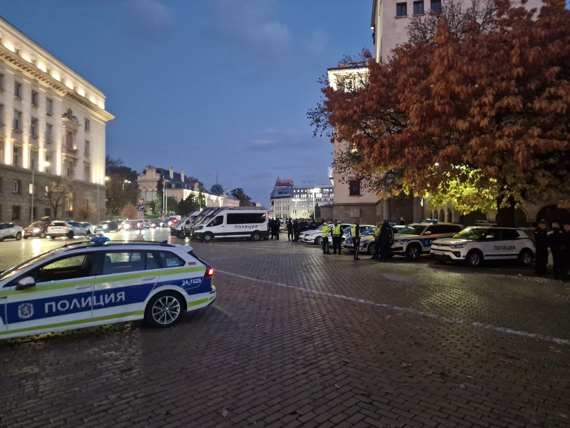 Засилено полицейско присъствие в района на протестите