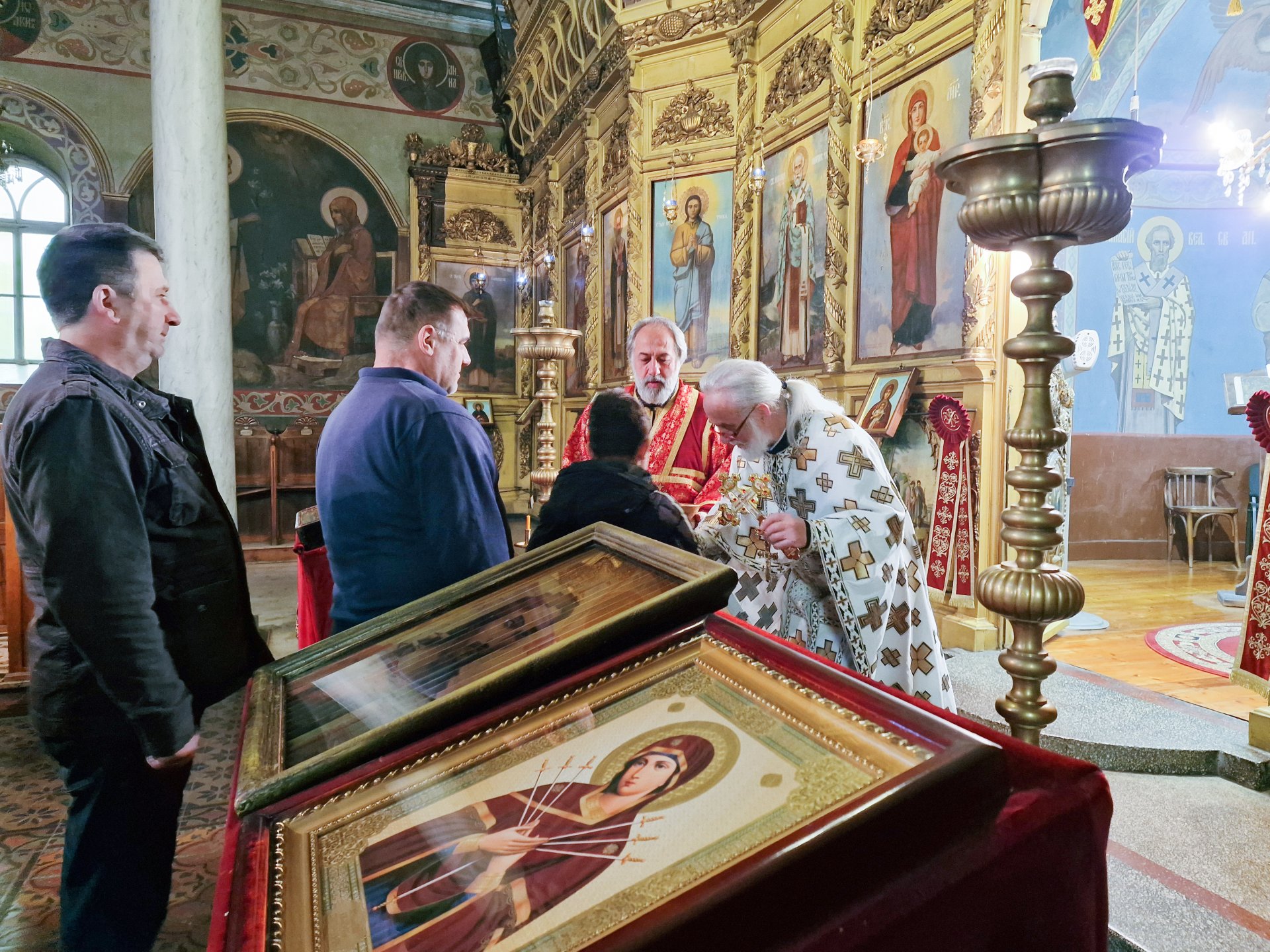 Неделната служба в църквата църквата "Св. Николай Чудотворец" в Разград