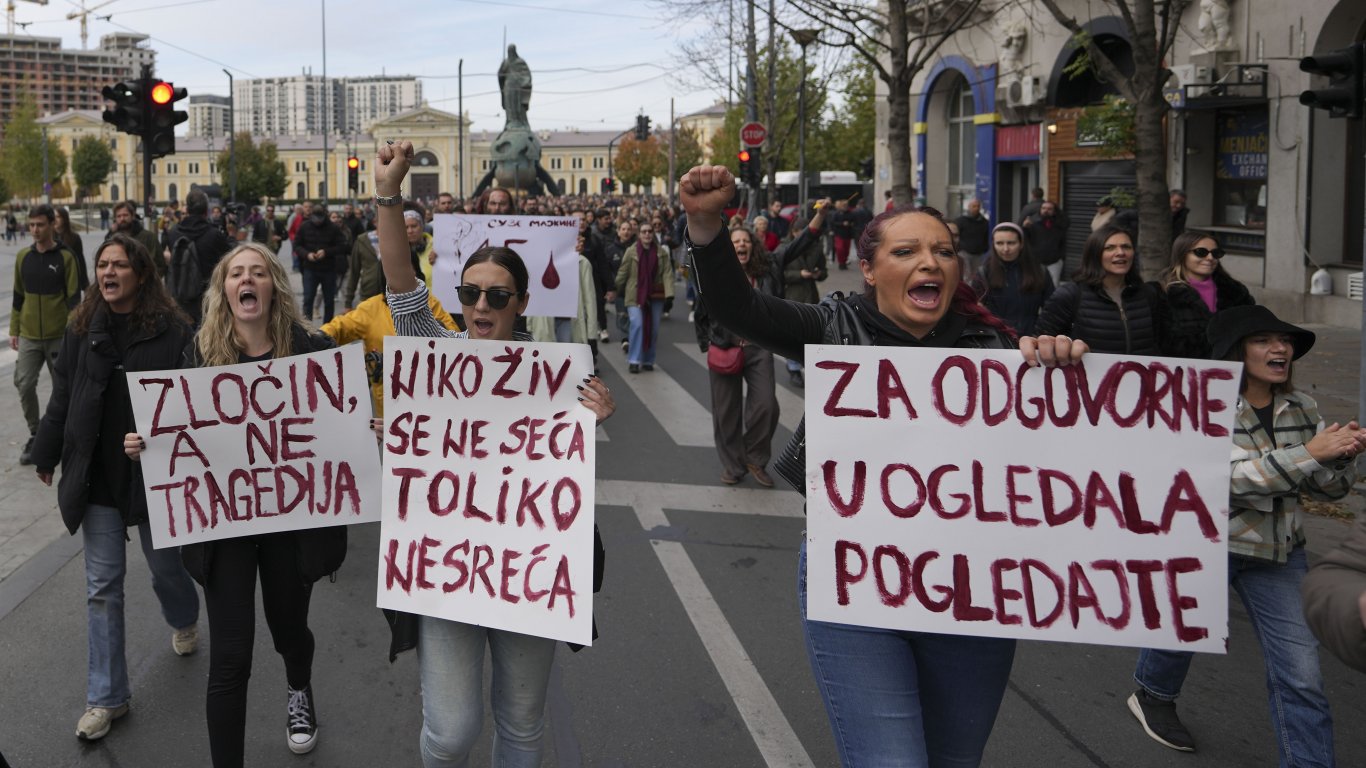 "Арестувайте Вучич": Протест след трагедията на гарата в Нови Сад