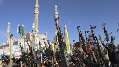 Въоръжени сили на влязоха днес в офисите на две