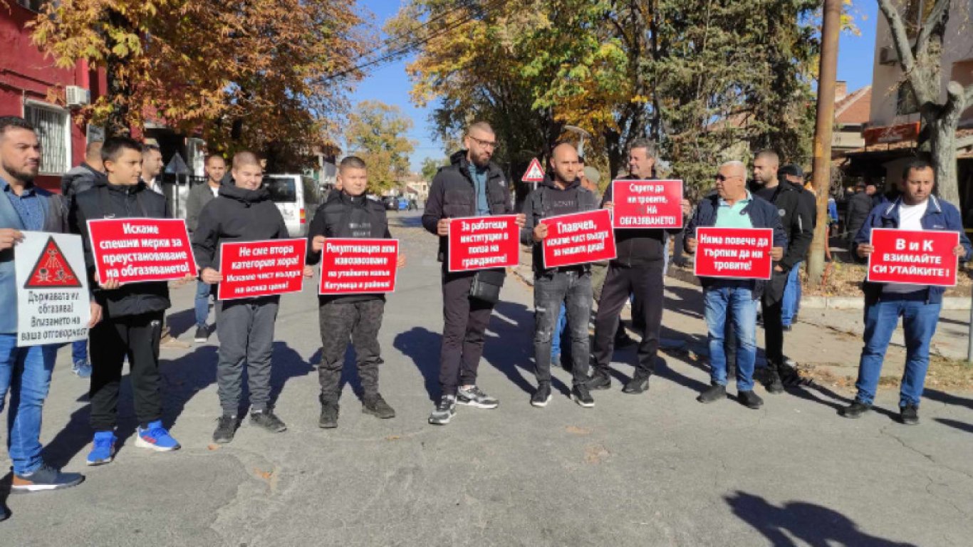  "Превърнахте ни в затворници": Катуница въстана срещу тлеещото депо 