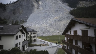 Скално свлачище заплашва да унищожи швейцарско село, евакуираха хората (снимки)