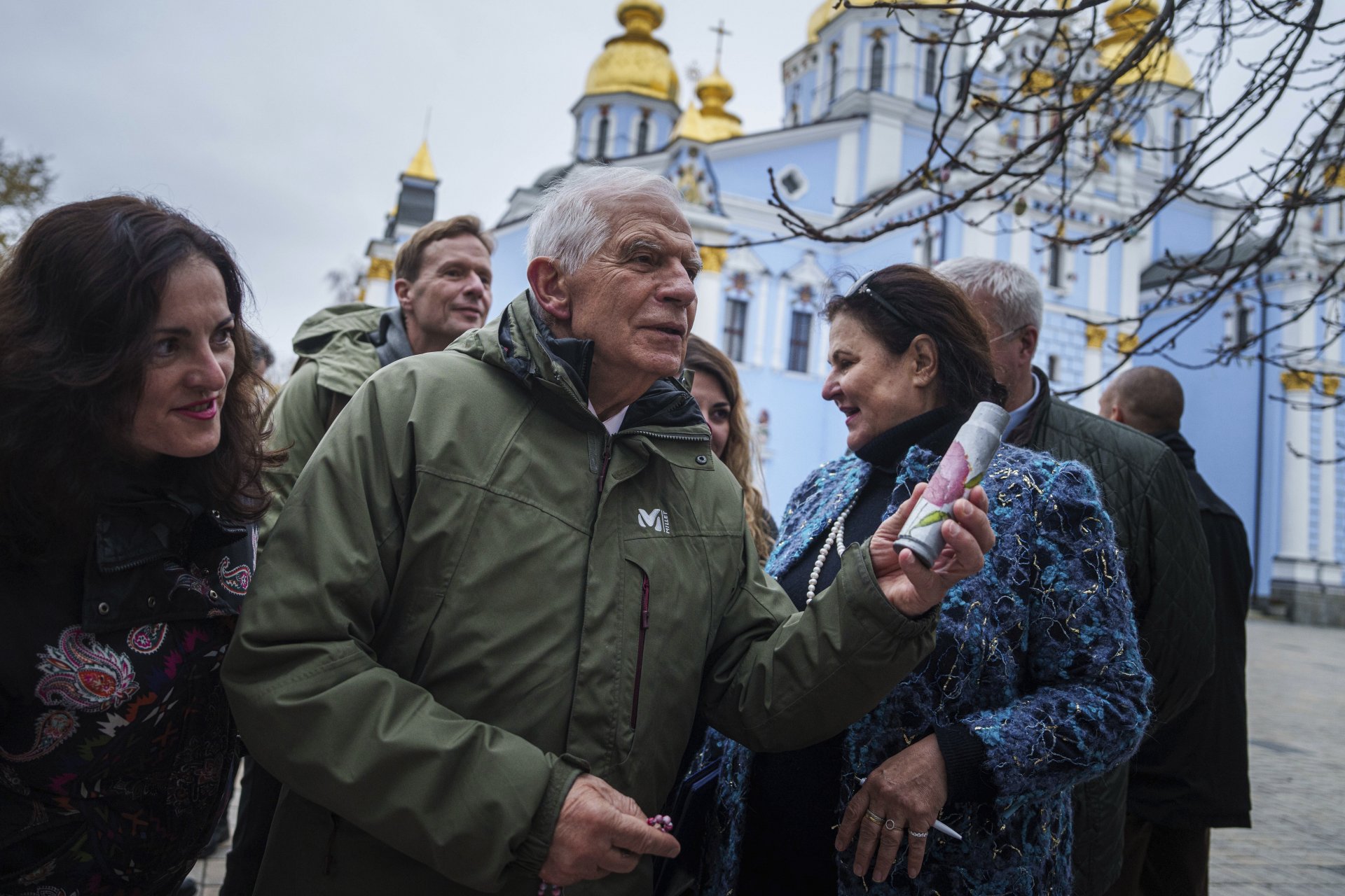 Борел, чийто мандат изтича идния месец, обеща, че подкрепата на европейците ще остане непоколебима