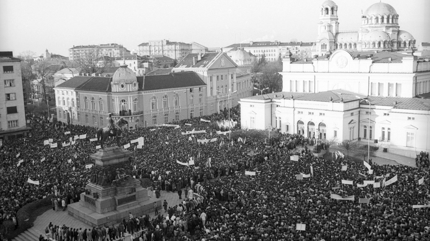 35 г. от началото на прехода: Политици отправиха тревожни сигнали за демокрацията