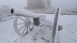 Първи сняг и ураганен вятър на връх Шипка, в прохода има заледени участъци