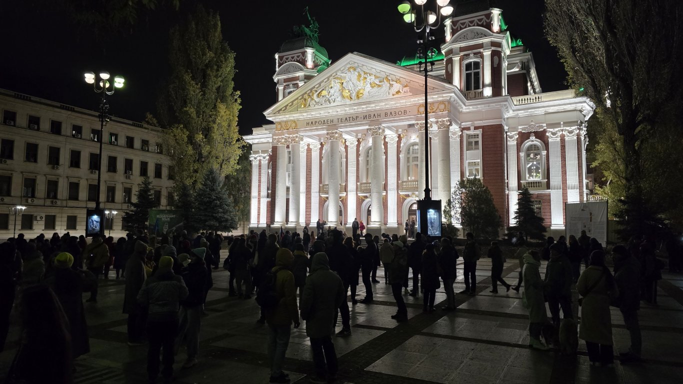 Нова демонстрация пред Народния театър, този път в подкрепа на изкуството