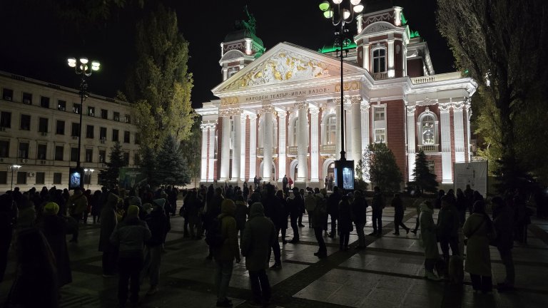 Пореден протест пред Народния театър в подкрепа на "Оръжията и човекът" 