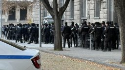 Жълтите павета почерняха от полиция, протестиращите вече заеха позиции (снимки)