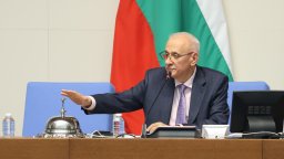 И новият парламент тръгна по пътя на стария - не успя да избере председател