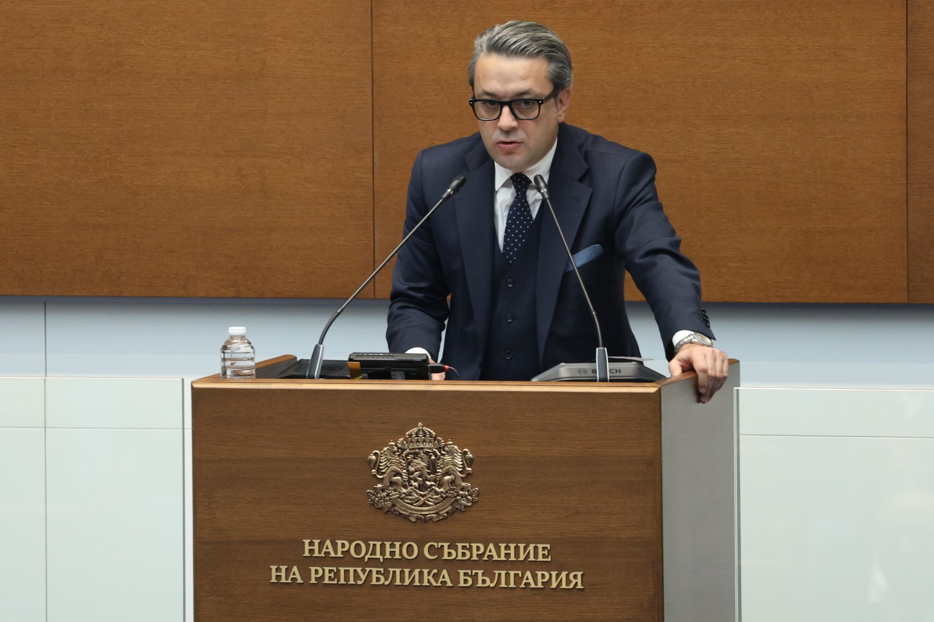 Тома Биков обяснява на пленарната зала, че редовен кабинет без ГЕРБ не може да има