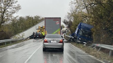 Две катастрофи с тирове по пътя София - Варна блокираха движението край Шереметя и Балван