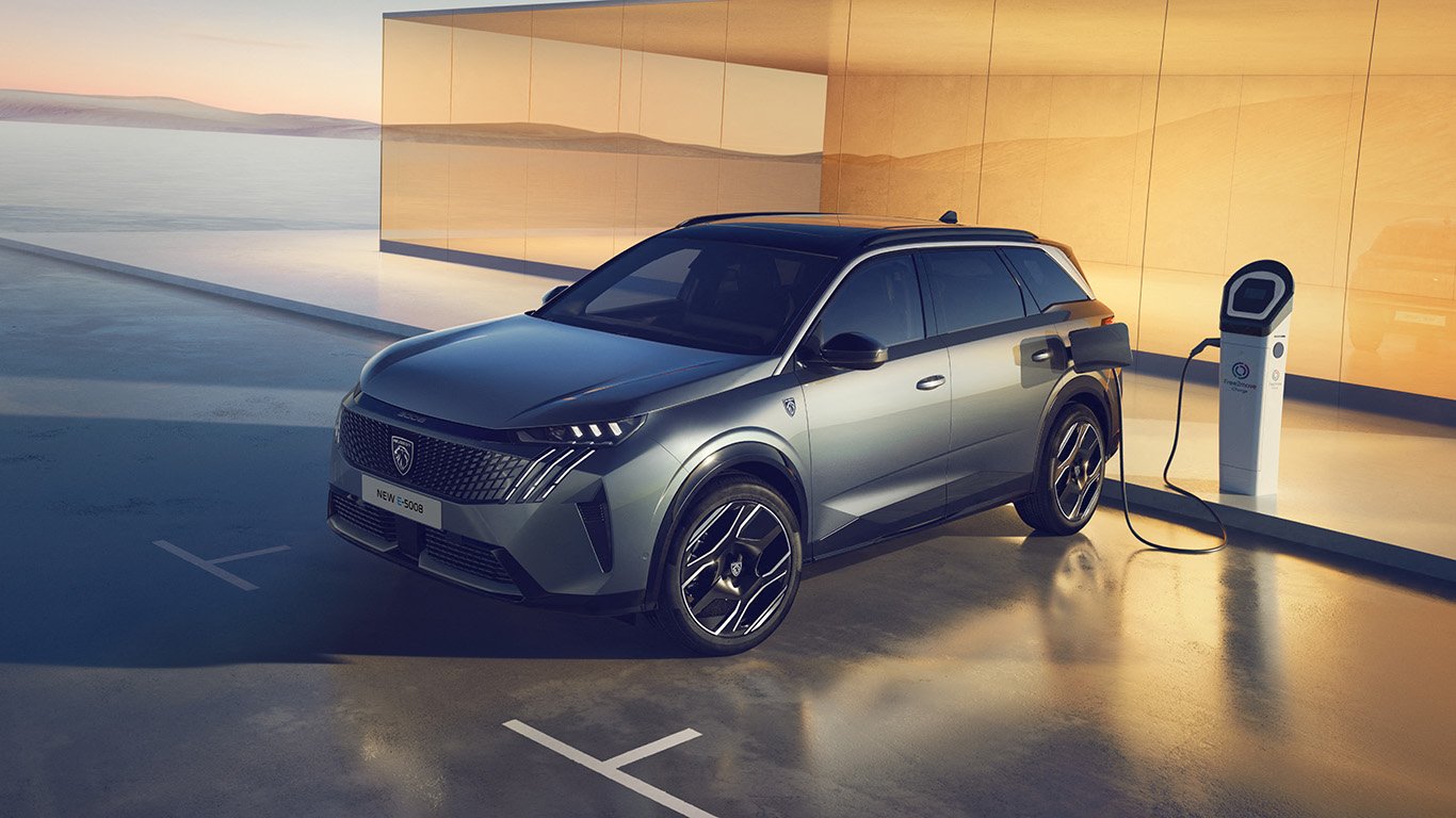 Новото Peugeot E-5008 спечели „Златен волан“ 2024 при семейните автомобили