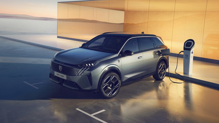 Новото Peugeot E-5008 спечели „Златен волан“ 2024 при семейните автомобили
