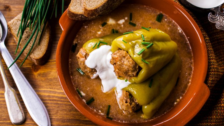 Пълнени чушки с ориз, кайма и сметанов сос