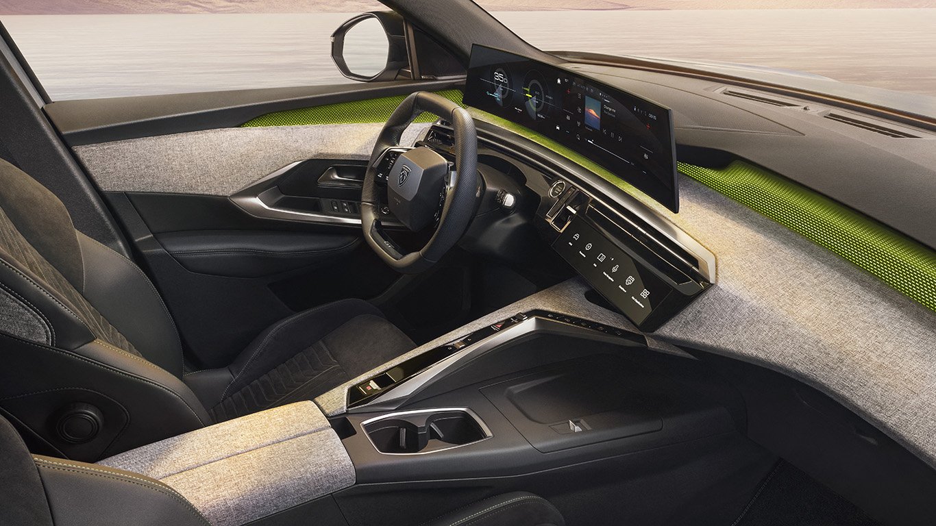 Peugeot E-5008 