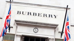 Модната марка Burberry пое курс към обрат, след като излезе на червено с £41 млн.