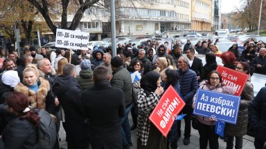 ДПС-НН показа на Кирил Петков 350 души от Гърмен на протест пред парламента