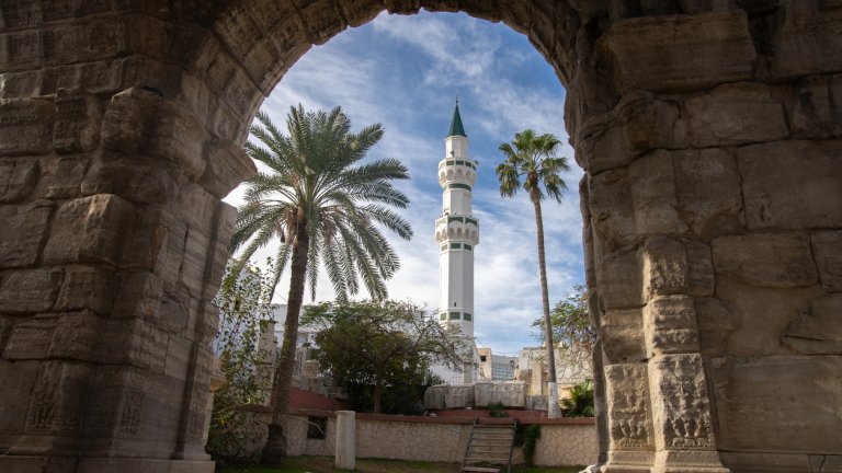 Под полицейски ескорт, но без страх: Как се пътува в Либия?