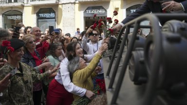 Почина "дамата с карамфилите", символ на безкръвната революция в Португалия