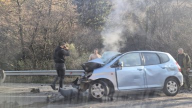 Катастрофа с трима пострадали блокира входа на София откъм Владая (снимки)