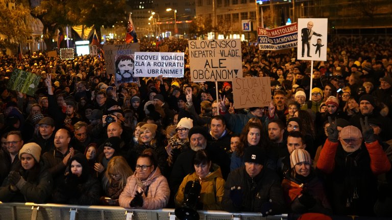 Хиляди словаци излязоха по улиците на протест срещу кабинета на Фицо (снимки)