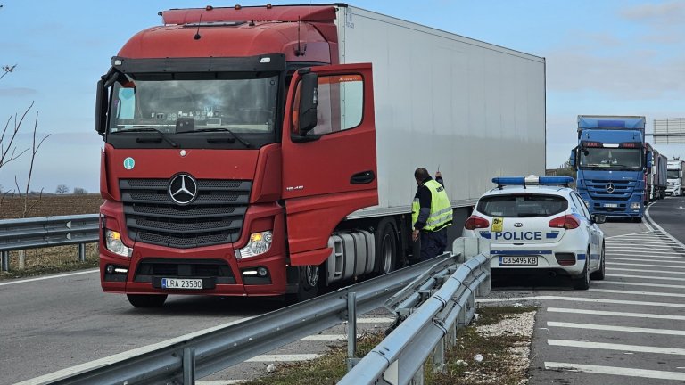 Камион се вряза в опашката от тирове на "Капитан Андреево", шофьорът загина