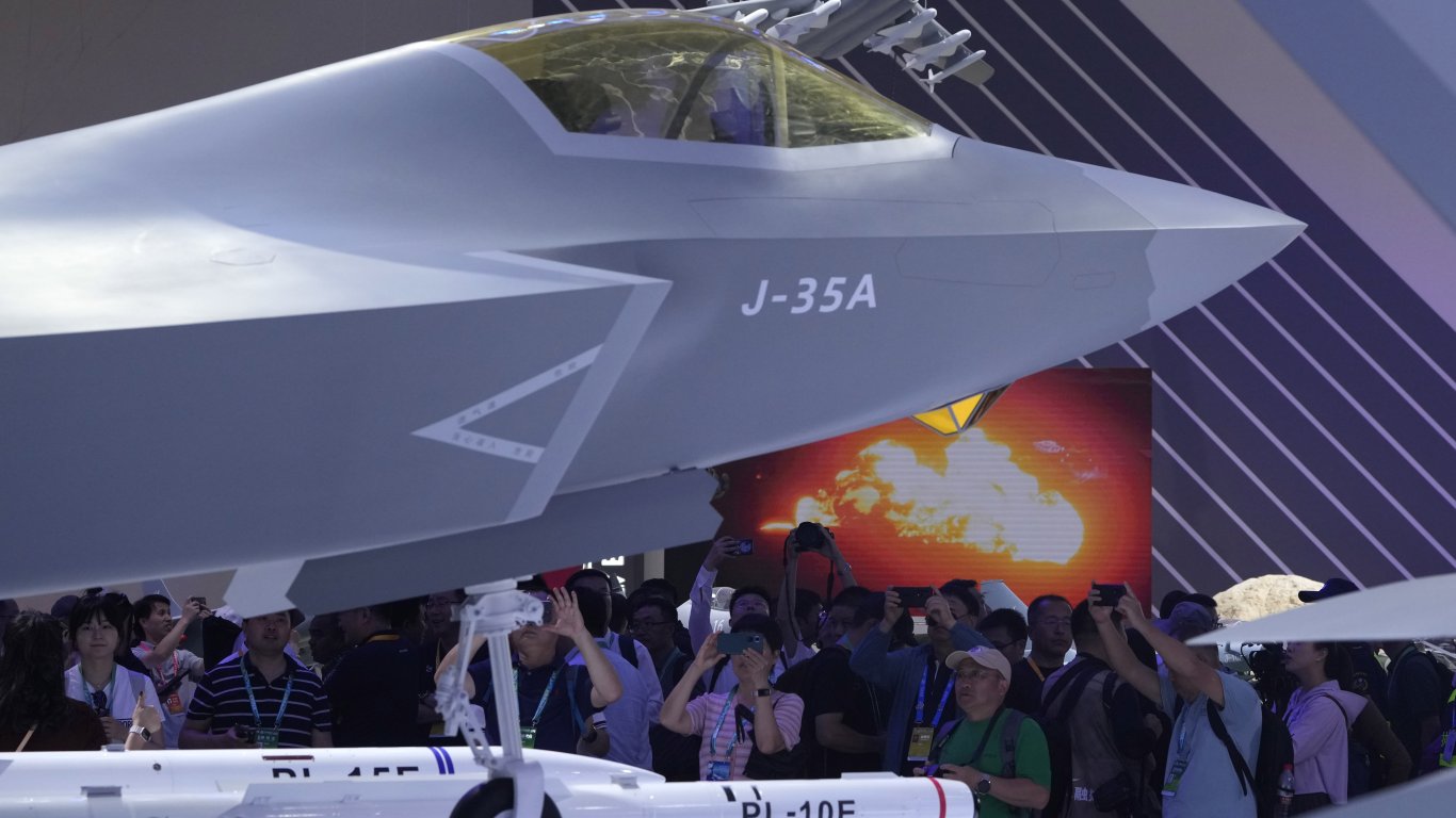 Китай представя най-новите си оръжия след седмица