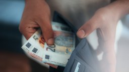 Каква е заплатата ни в евро: НАП пусна справки на сайта си