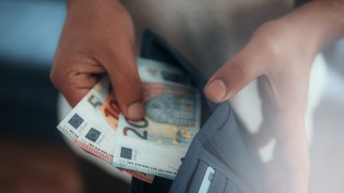 Каква е заплатата ни в евро: НАП пусна справки на сайта си