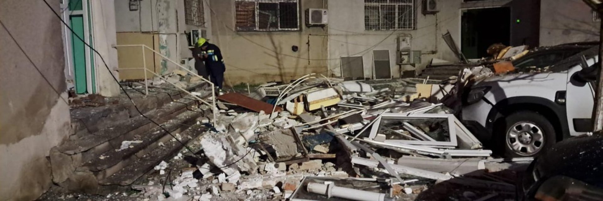 Взрив в блок в Браила, пострадали са 49 души, щети има по 16 апартамента, 7 коли и детска градина