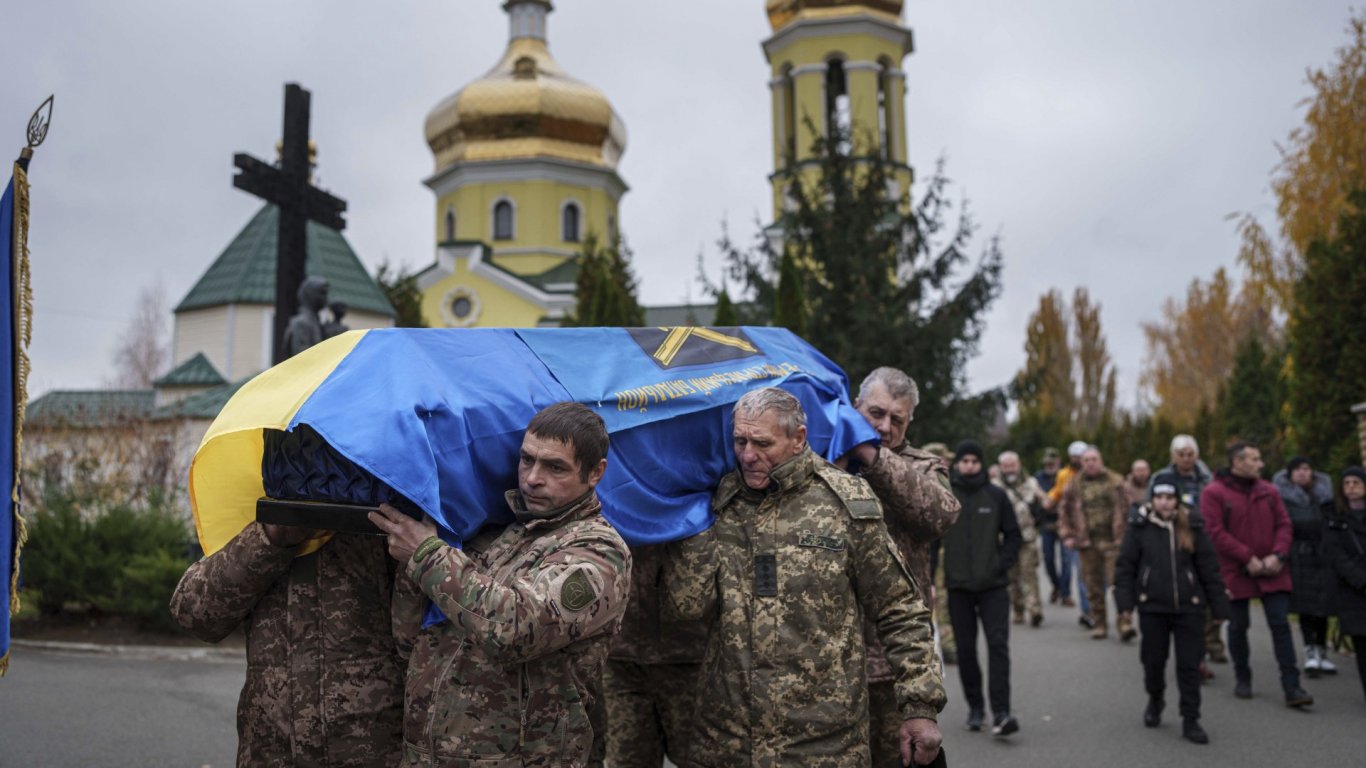 Войници отдават последна почит на свой загинал другар в град Бровари, Киевска област