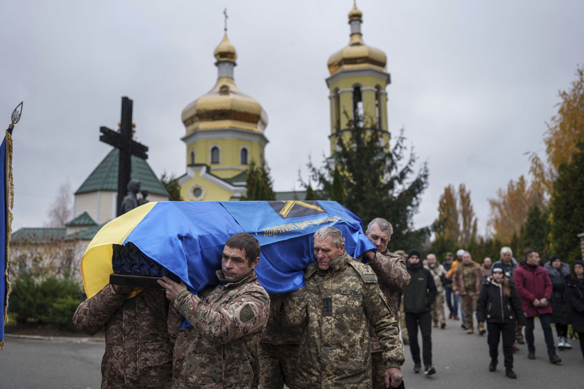 Войници отдават последна почит на свой загинал другар в град Бровари, Киевска област